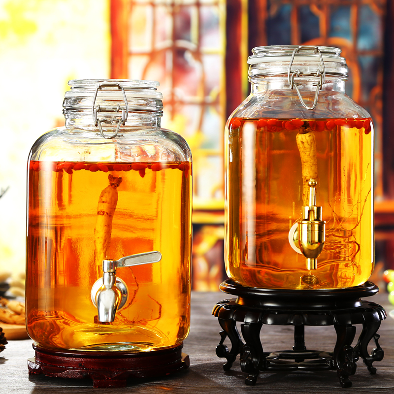 场景为现代中式厨房台面,摆放一瓶已浸泡完成的野山参酒,酒液金黄透亮,参体悬浮其中,旁边配有小酒杯和量勺,标签注明‘10克野山参+500ml 52度白酒’,体现科学规范的家庭养生实践 家庭自制野山参酒成品展示图