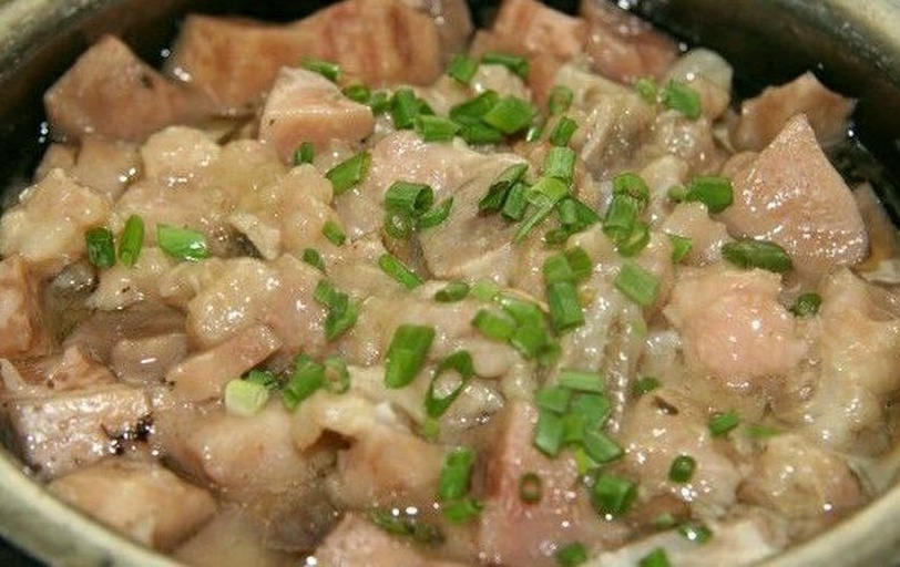 传统砂锅烹制的番芋煲鸡高清实拍:展现毛芋头与鸡肉的理想熟化状态,汤汁澄澈无浑浊,体现文火慢煲工艺精髓 番芋煲鸡成品特写:砂锅中汤色清亮微黄,毛芋头块软糯不散,鸡肉纤维分明,表面浮有细小金黄色油星,撒少量葱花提香