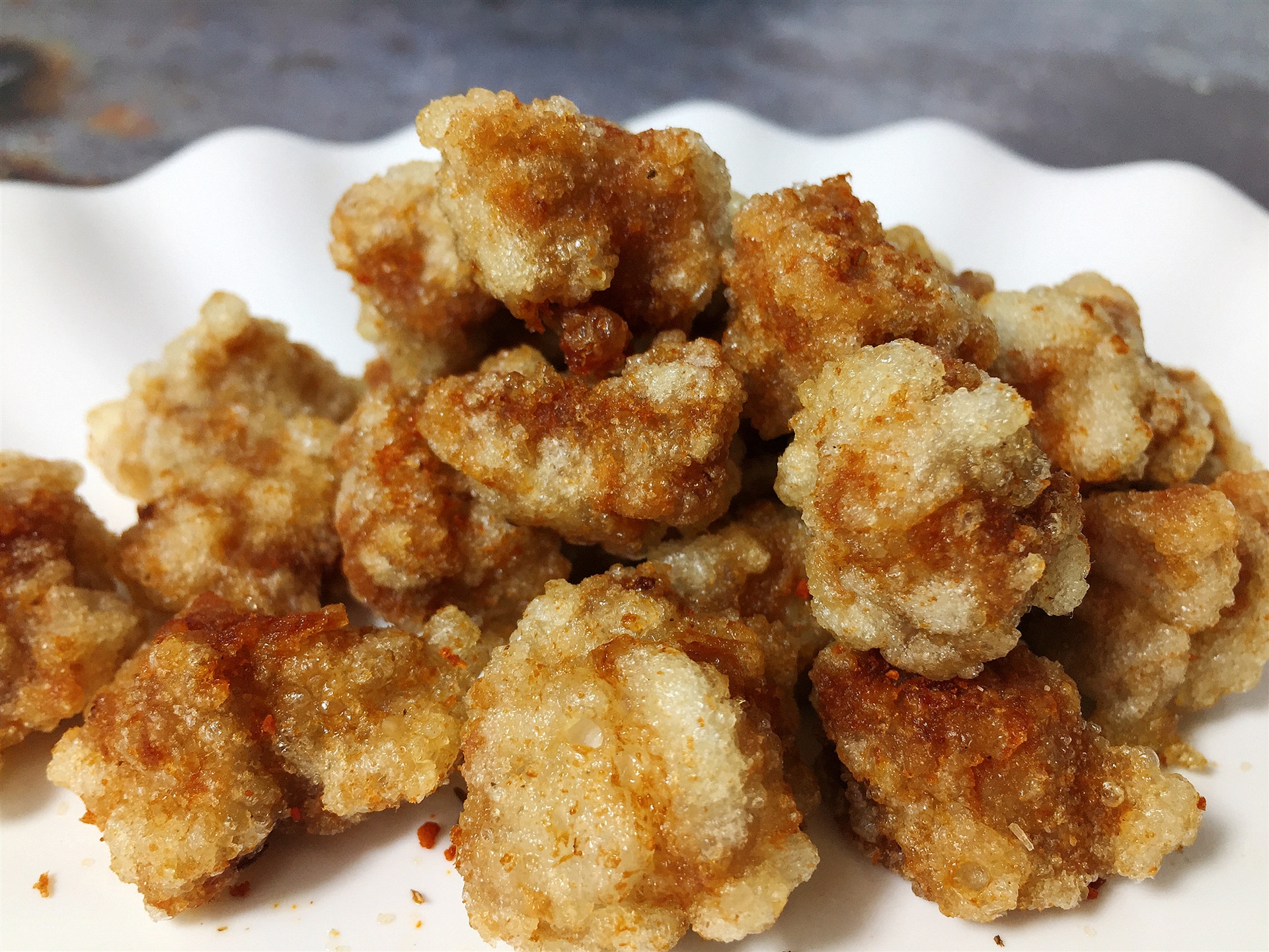 俯拍视角：青花瓷盘中盛放一整只烤鸡腿与三段大葱，鸡腿微微倾斜，酱汁沿边缘自然流淌；盘边散落几粒熟芝麻与香菜碎；背景为暖光食堂窗口，玻璃上贴着手写菜单‘今日特供：那么大鸡腿+大葱 ¥28’