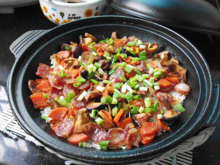 香菇滑鸡煲成品图