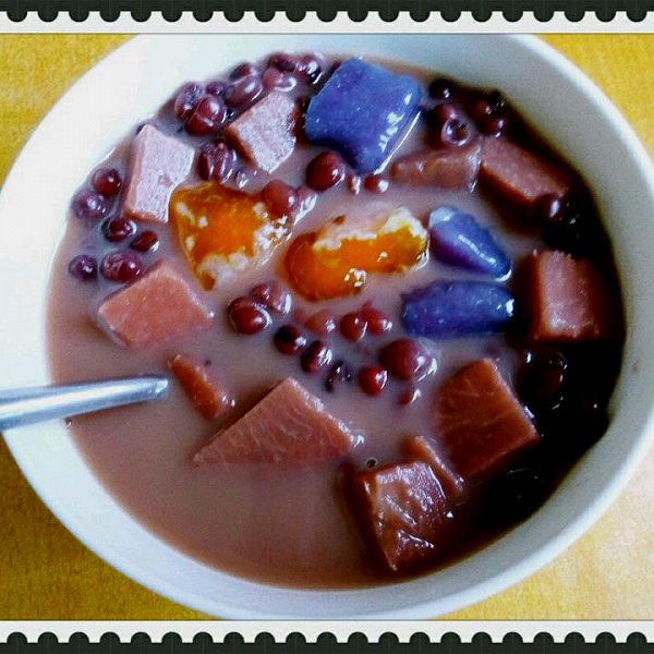 成品香芋汤圆盛在白瓷碗中