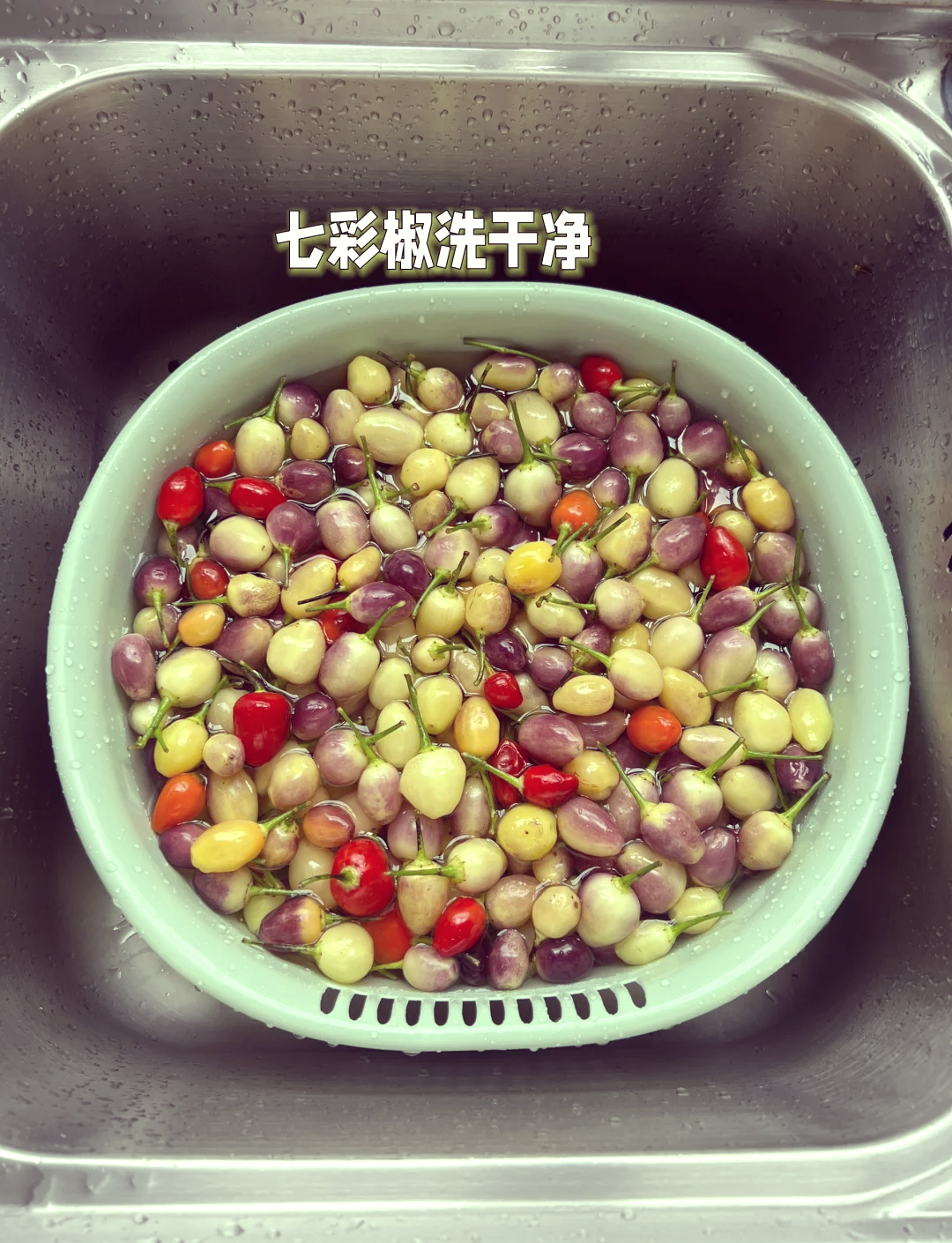 七彩椒辣椒在厨房中的应用展示图