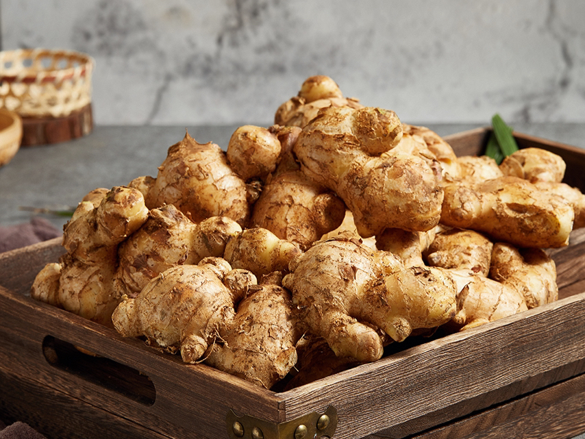 传统石臼中研磨姜块过程