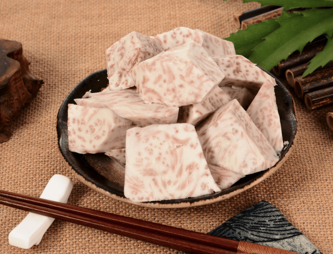 芋头与制成的芋圆对比图