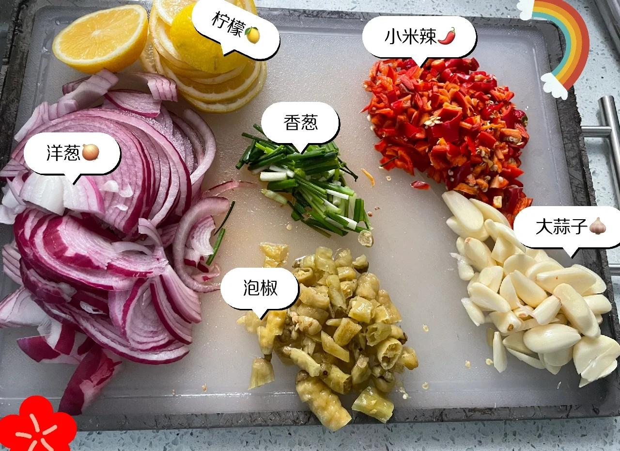 厨房台面上摆放着一块刚洗净的生姜和一个用盐搓洗过的柠檬,旁边有小刀、砧板和一碗清水。生姜被切成均匀的薄片,柠檬则被切成去籽的圆形薄片,展示出食材处理的标准流程 生姜与柠檬的清洗与切片过程