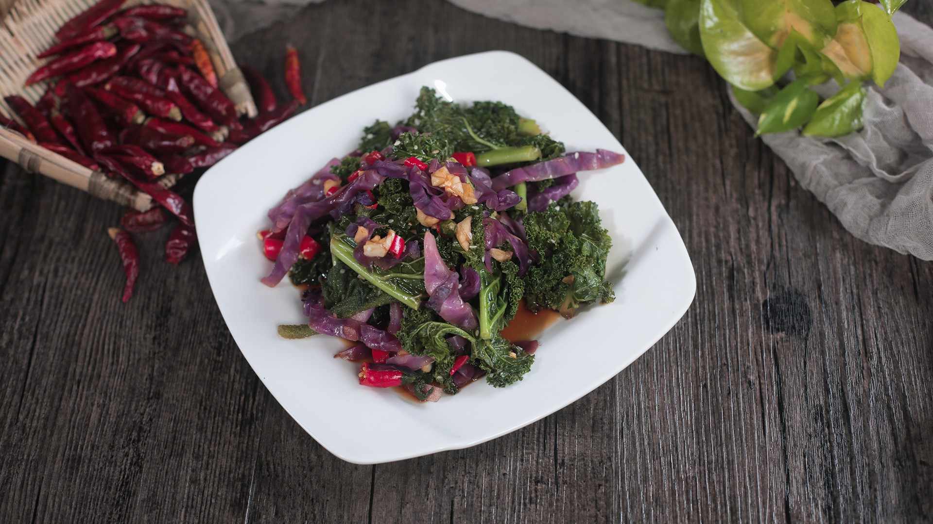 羽衣甘蓝和火龙果新鲜食材摆拍