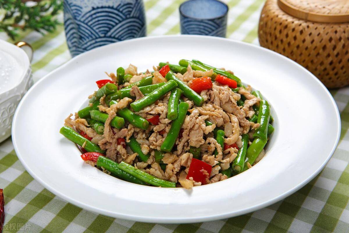 成品丝瓜豆角菜肴摆盘