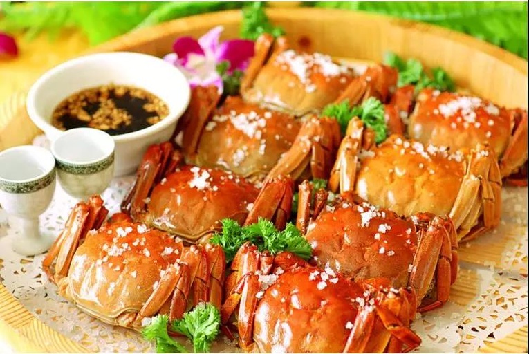 大闸蟹礼盒与鲜活螃蟹特写