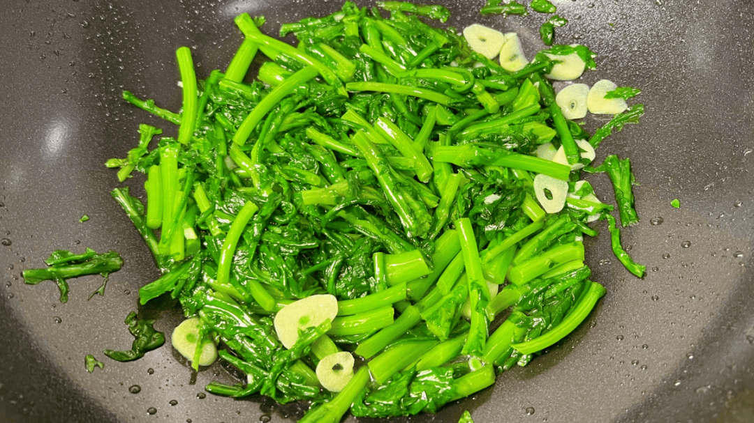 家庭厨房中清炒鸡毛菜的过程