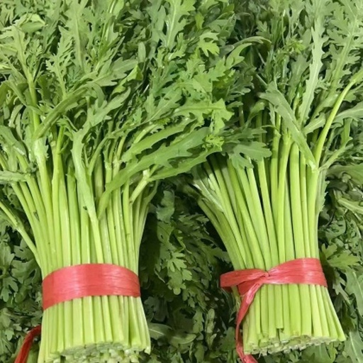 超市货架上摆放整齐的新鲜茼蒿捆扎包装