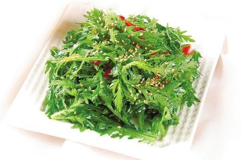 茼蒿与番茄、黄瓜等搭配,构成一份低卡健康的沙拉 茼蒿与其他蔬菜搭配的沙拉盘