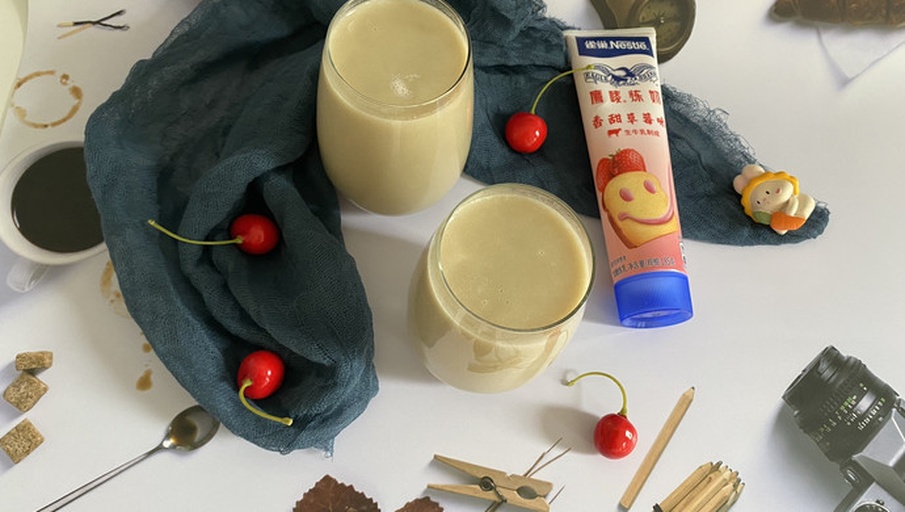 高品质甜橙素终端产品全家福：中央摆放一罐哑光磨砂玻璃瓶装甜橙素膳食补充剂（标签清晰可见‘100% Citrus sinensis果皮+汁囊提取’‘橙皮苷35%’）；周围环绕新鲜带叶甜橙、橙皮干片、橙花精油瓶及橙色水润肌底液，背景为阳光透过百叶窗洒落的木质餐桌，氛围温暖真实