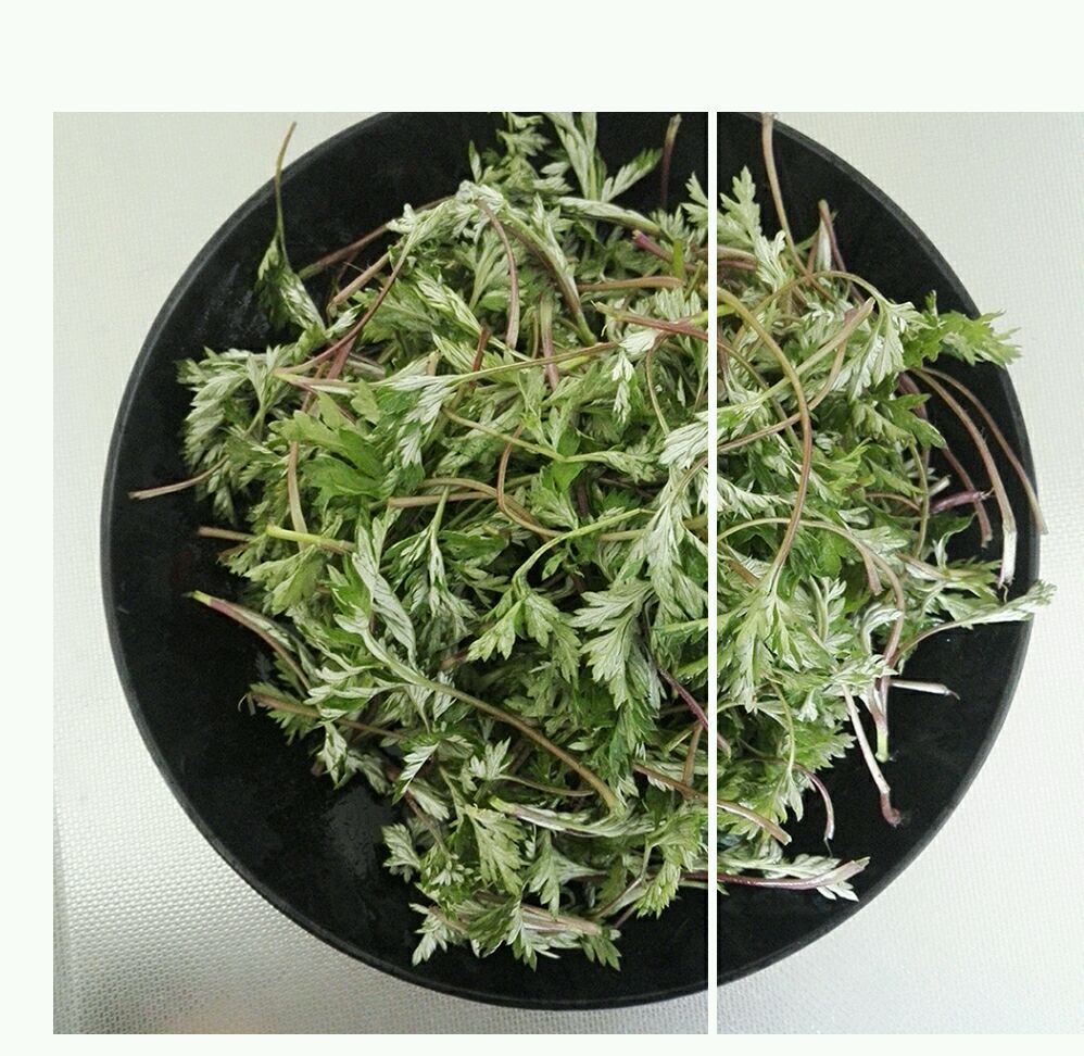 新鲜采摘并晾晒干燥后的野菊花与艾草并列摆放,左侧为金黄色小朵状野菊花,花瓣细密紧凑,带有清香气味;右侧为灰绿色条形艾草叶,叶片羽状分裂,背面覆盖白色绒毛,散发典型艾香。背景为木质托盘,体现自然农产质感 野菊花与艾草干品对比图