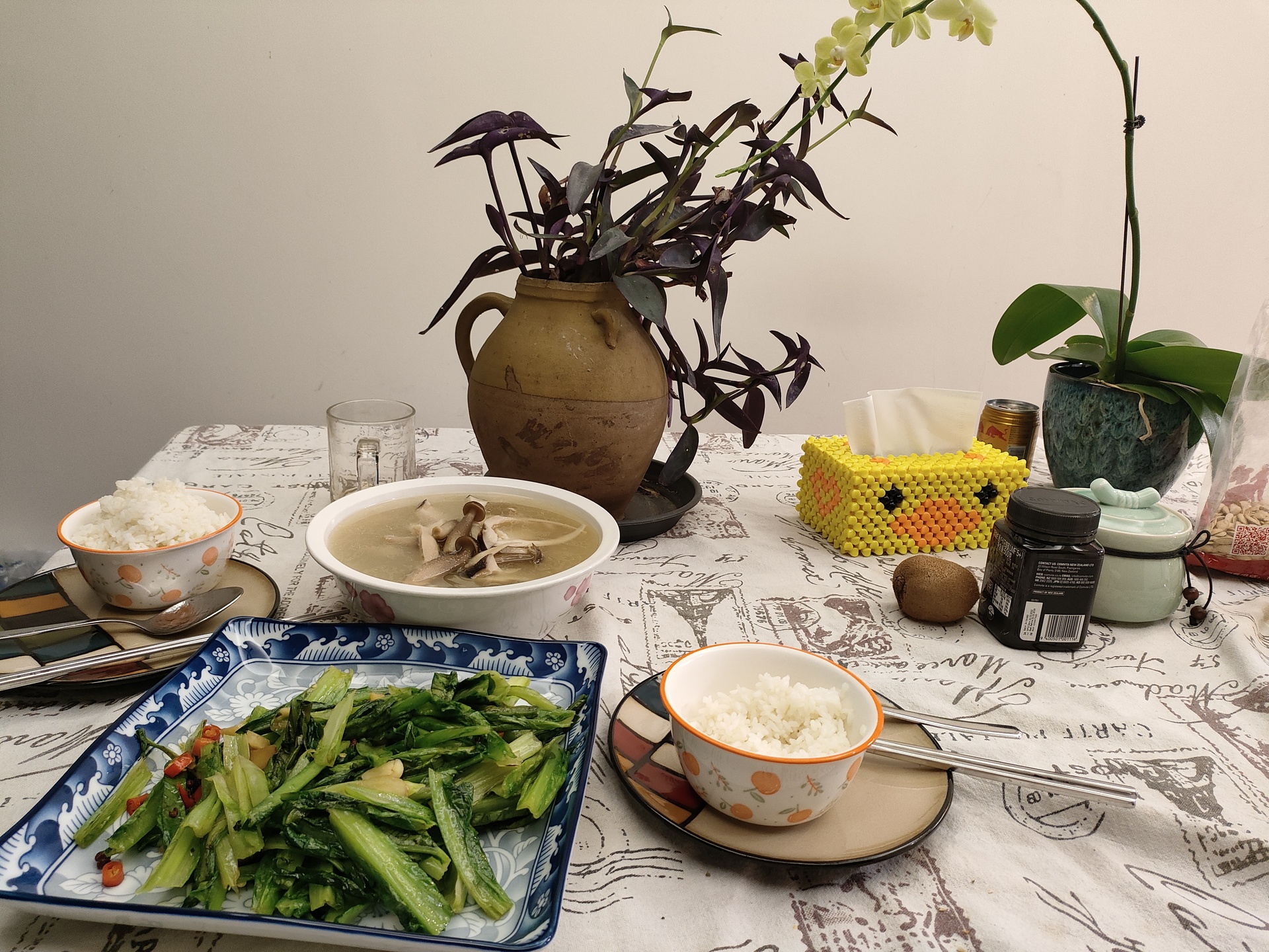 一个6岁左右的孩子坐在餐桌前用勺子开心地吃着碗里的西红柿炒鸡蛋,旁边有米饭和清炒青菜,环境整洁明亮,体现家庭健康饮食氛围 儿童开心食用西红柿炒鸡蛋的温馨用餐场景