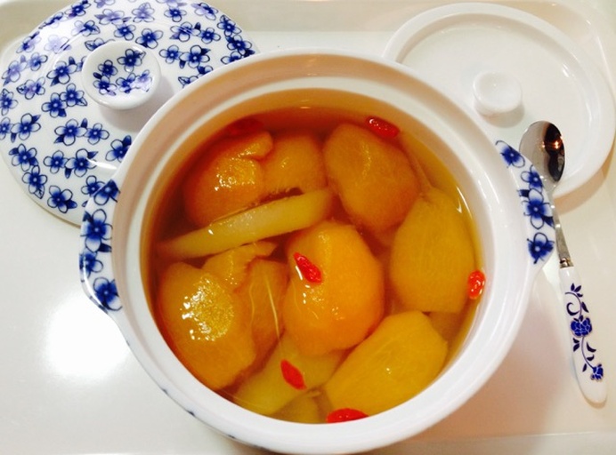 黄桃在蒸锅中缓慢蒸制的过程