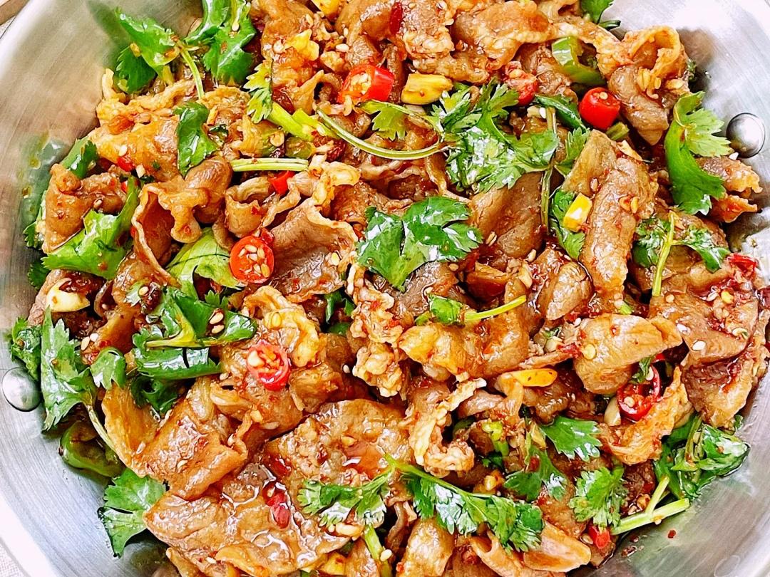 炒香牛肉与香料过程图