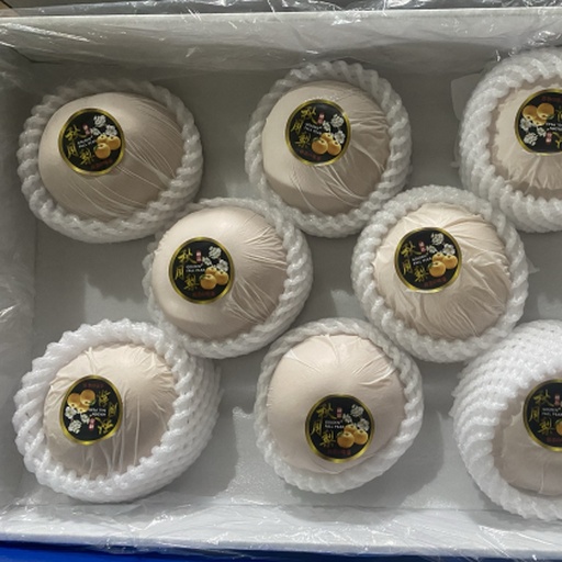 一张木质桌面上摆放着三款不同风格的大白梨礼盒:一款为红色中式提篮式礼盒,印有金色‘大白梨’字样;另一款为环保纸盒配透明视窗,展示内部整齐排列的梨果;第三款为小型家庭装,附带二维码溯源标签。背景虚化,突出产品高端形象 大白梨礼盒包装展示图