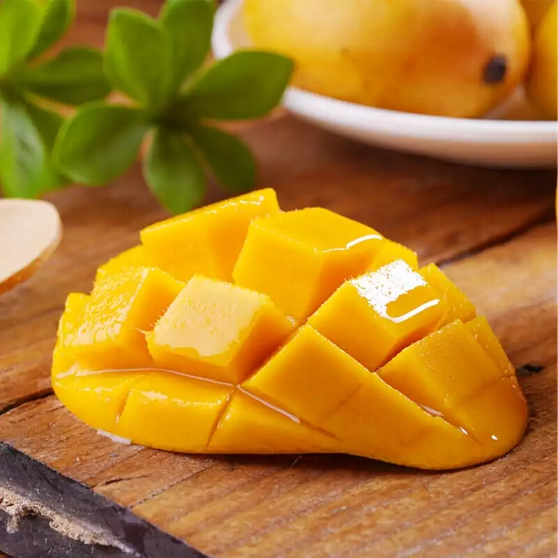 芒果剖面展示果肉与中心硬核结构