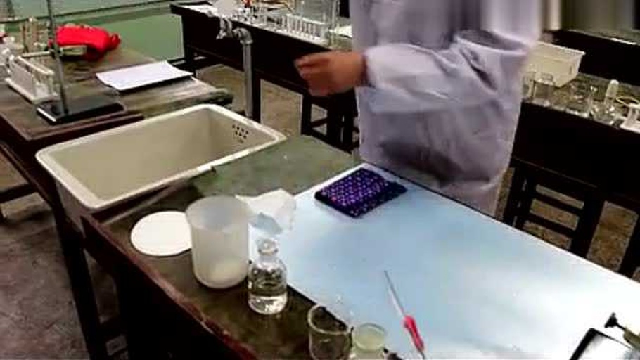 实验室检测场景：科研人员操作高效液相色谱仪分析青提提取物，屏幕上显示酒石酸与槲皮素峰图，台面摆放青提样品及温度控制标签