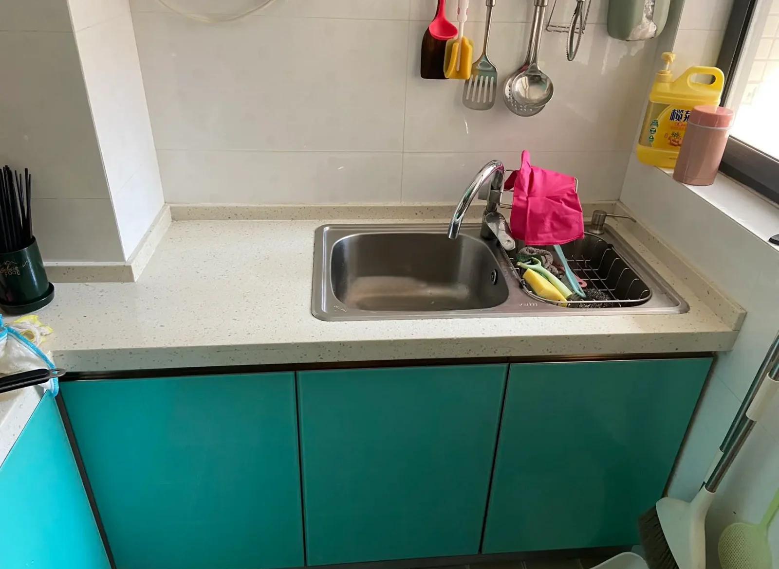 家庭厨房标准化操作实景:全流程工具可视化——小苏打精确计量(0.3%)、冰水盆准备就绪、数字温度计实时监控93℃微沸状态、计时器设定8分钟,体现可复制的家庭级精准控色方案 家庭厨房实操全景图:操作台上摆放新鲜毛豆、小苏打量勺、厨房温度计、冰水盆及计时器,主妇正将焯水后的毛豆放入微沸锅中,背景可见清晰温度读数93℃