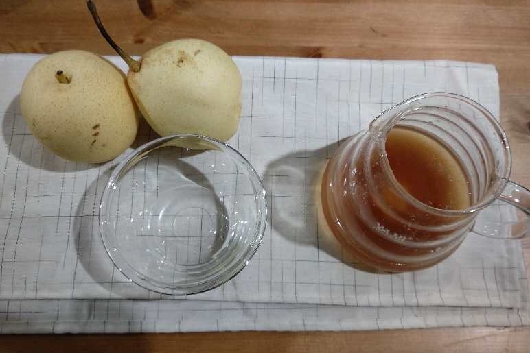 成品泡酸梨在透明玻璃罐中的特写