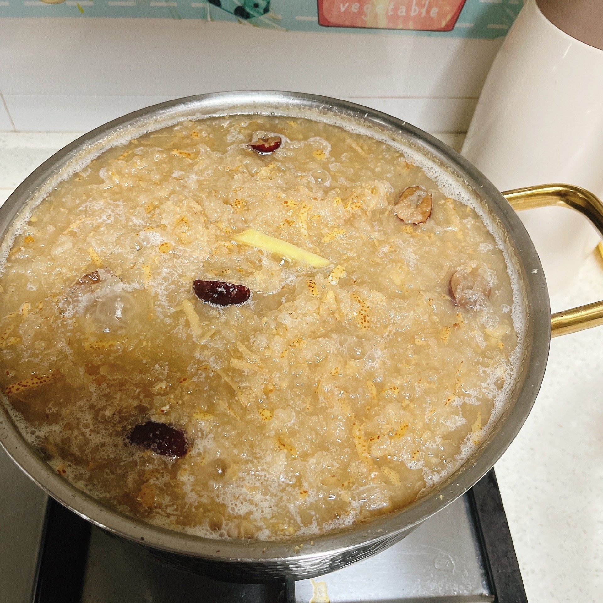 正在砂锅中熬煮的黑豆红枣糯米稀饭特写