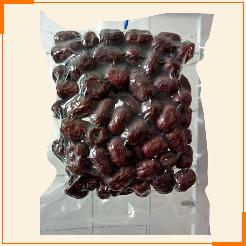 消费者在超市挑选黑枣场景