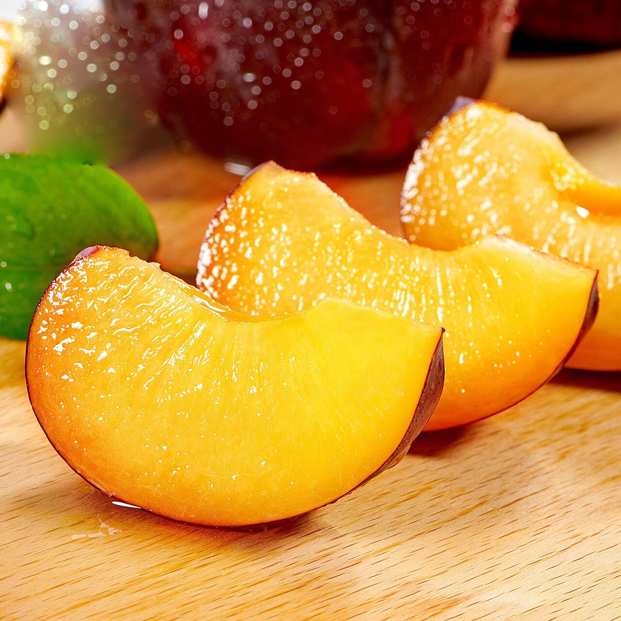 一颗刚切开的新鲜黄桃,露出金黄色的果肉和深褐色的果核,果肉饱满多汁,表面有自然光泽,旁边摆放一把不锈钢水果刀和白色瓷盘,突出食材新鲜度与食用场景 切开的新鲜黄桃特写