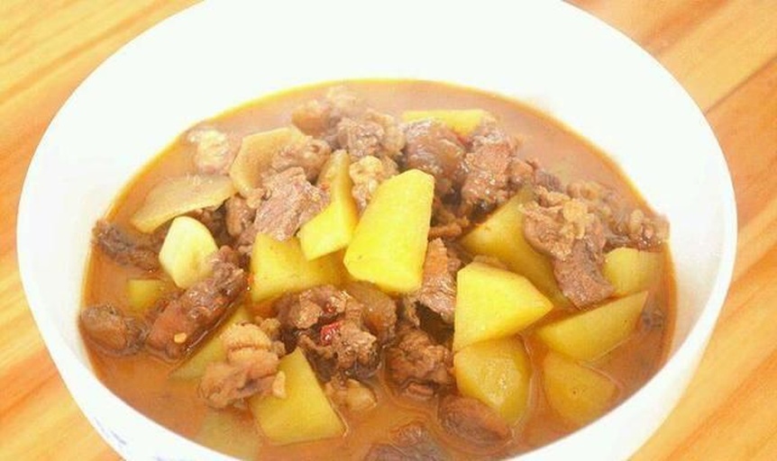 牛肉炖土豆成品图,土豆软糯,牛肉入味,汤汁浓郁,适合搭配米饭食用 牛肉炖土豆成品图