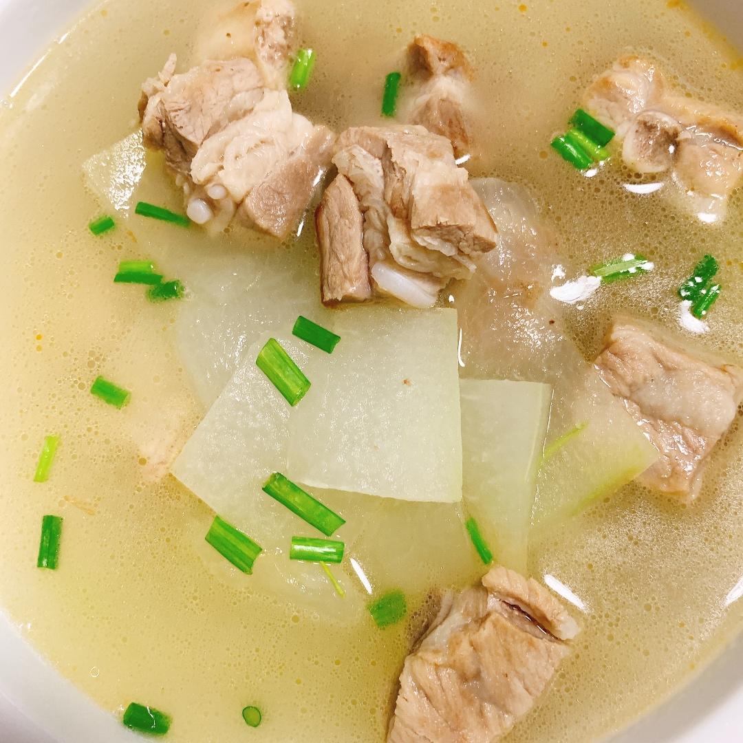 一碗热气腾腾的冬瓜干排骨汤特写