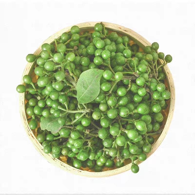 朝鲜族老人手工翻动竹匾中干辣椒特写