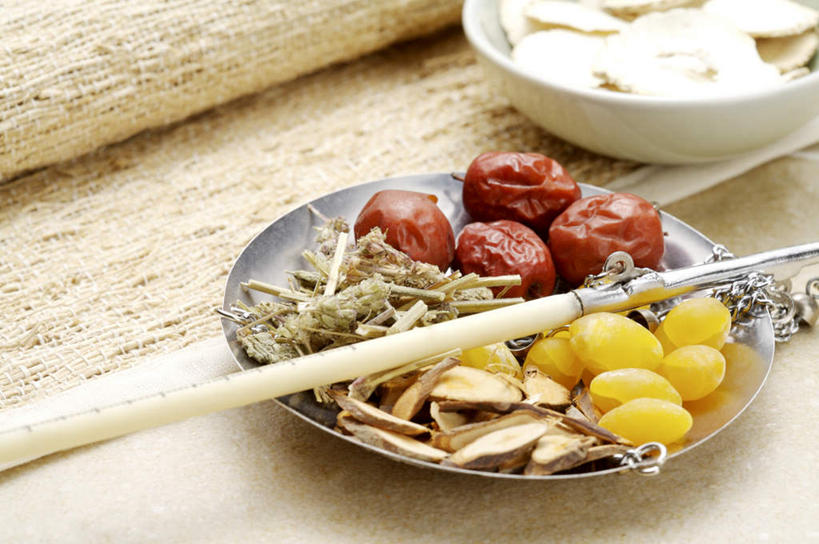 中医师正在用戥子称量长枣与圆枣用于配药