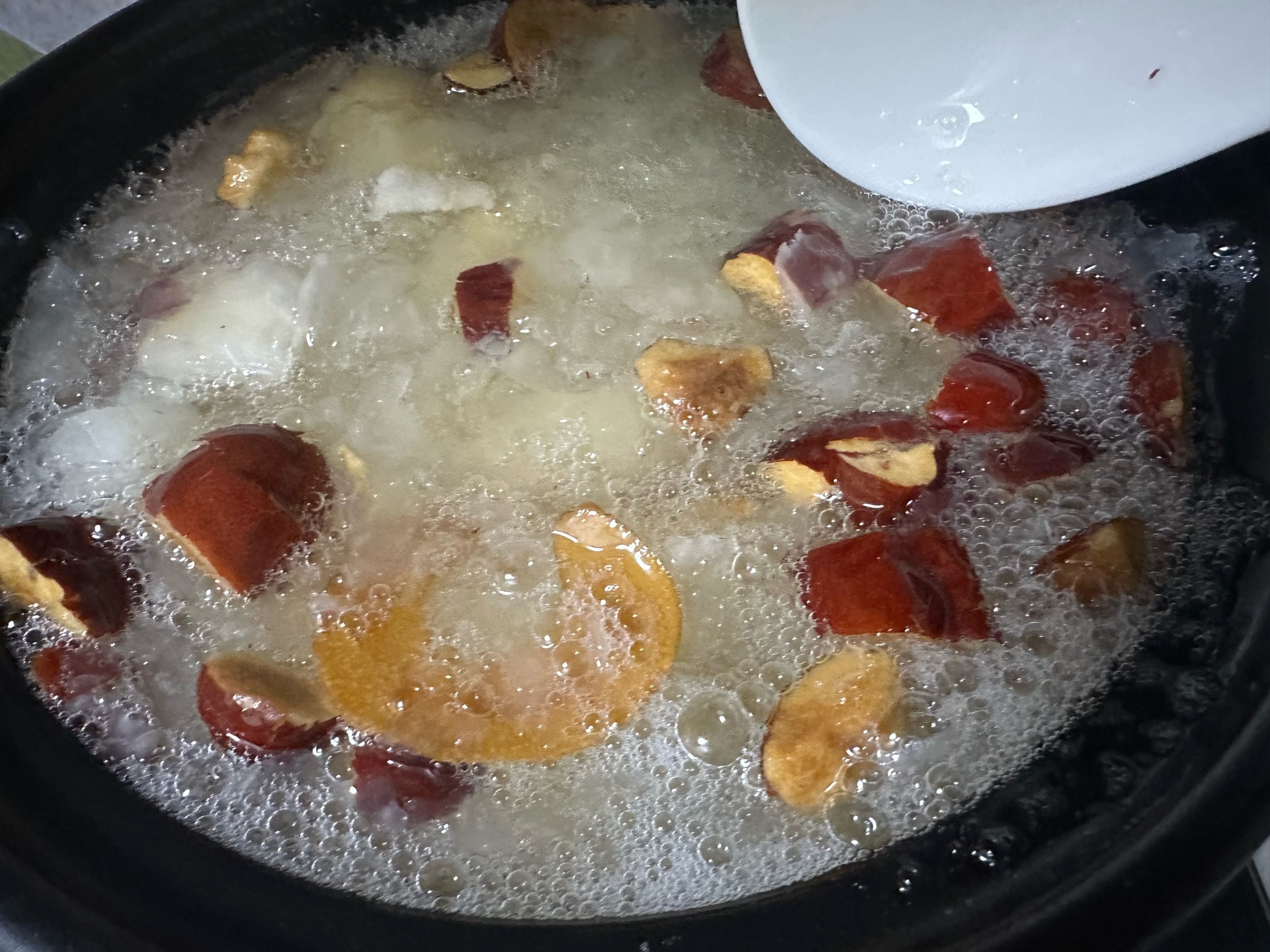 梨红枣桂圆汤炖煮过程图