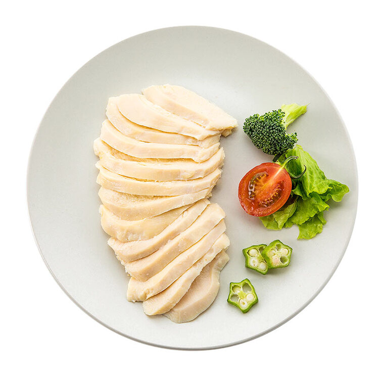 一位成年人正在厨房用橄榄油轻拌蒸熟的马铃薯块,配以西兰花和鸡胸肉,餐盘为浅色陶瓷材质,整体呈现地中海风格健康饮食氛围 家庭厨房中健康料理场景