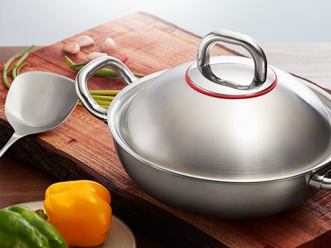 一口不锈钢锅中正在焯水的红菜苔,紫红色茎叶在沸水中翻滚,旁边放着漏勺和切好的蒜末,台面上有盐罐和油瓶,展现家常健康烹饪场景 家庭厨房中正在焯水的红菜苔