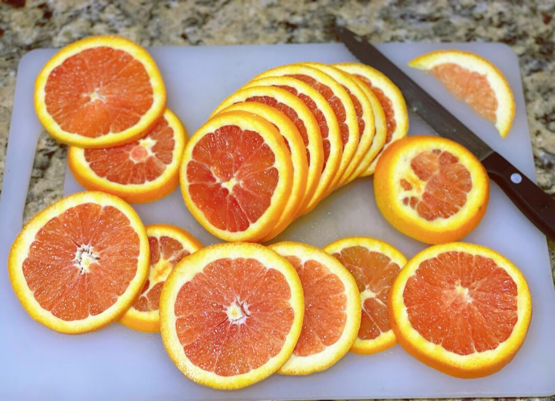 厨房中正在切血橙的场景