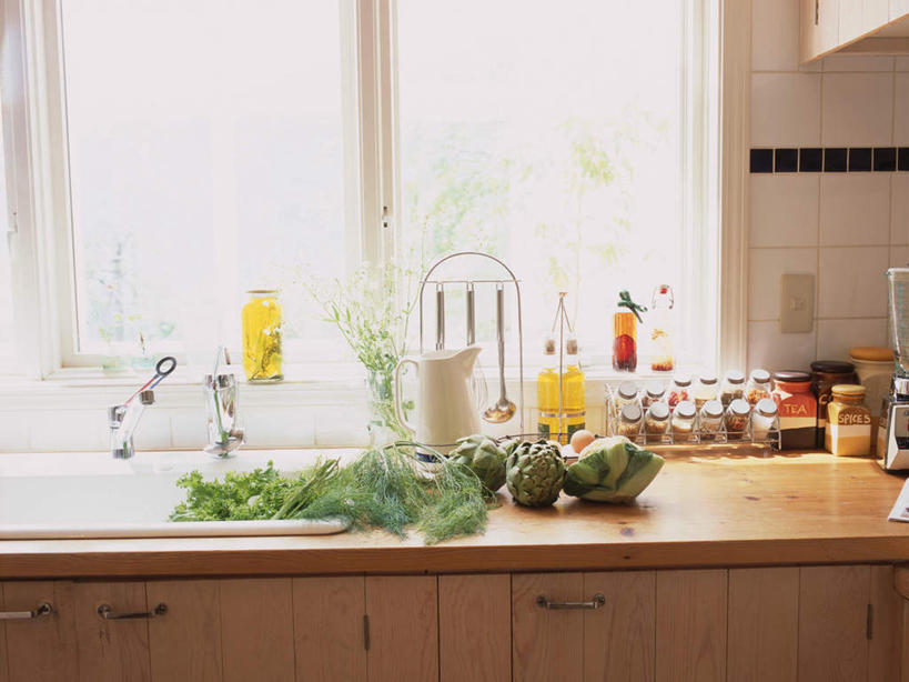 厨房中使用松鲜鲜调味的场景图