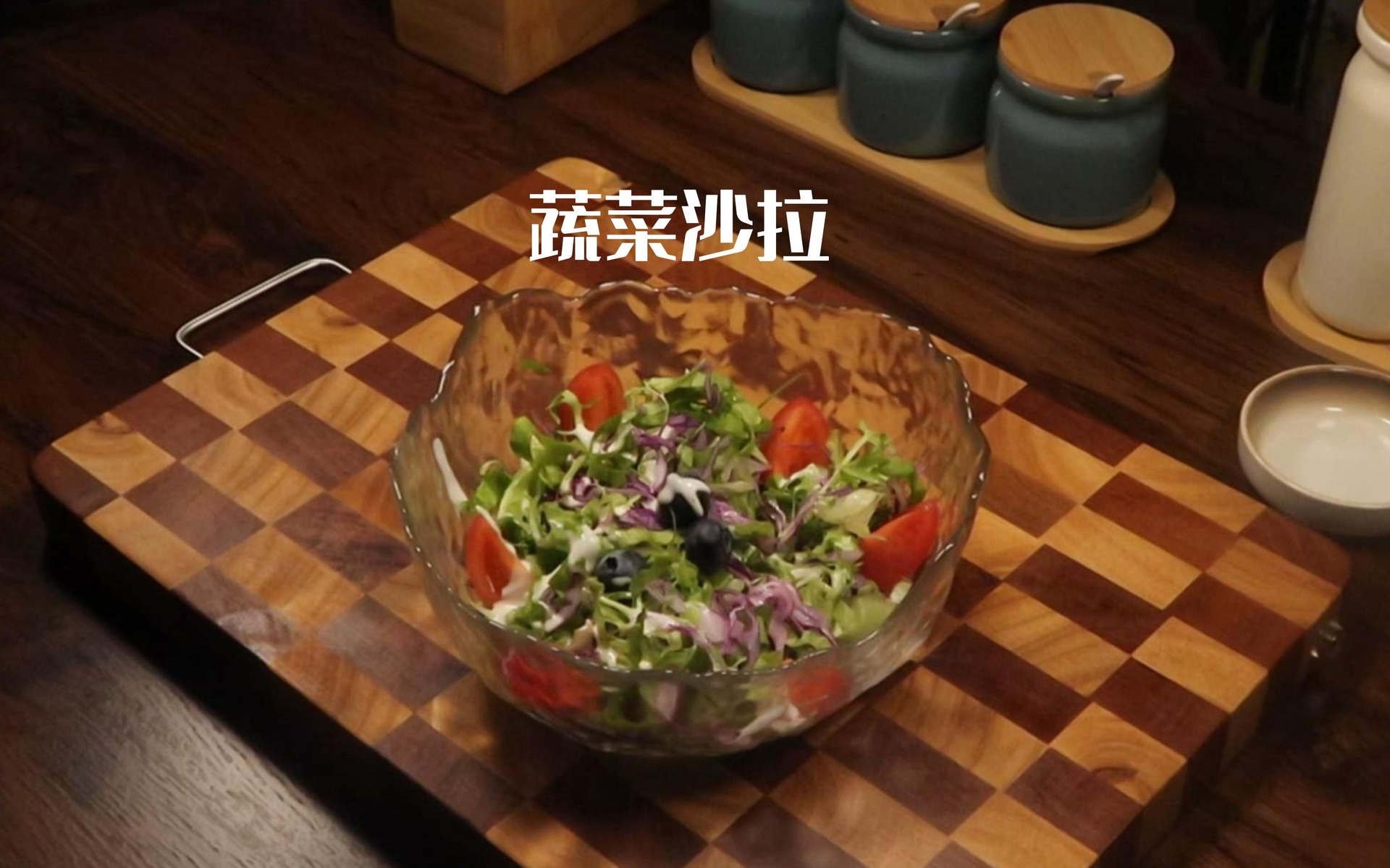家庭厨房中用普罗旺斯蕃茄制作料理的场景