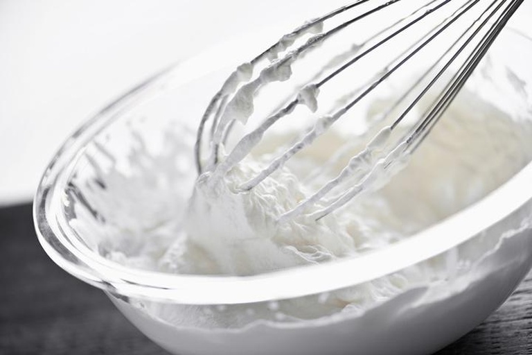 打发淡奶油与混合慕斯糊过程