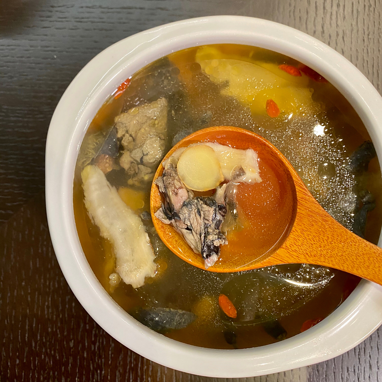 鹿鞭枸杞炖鸡汤成品图