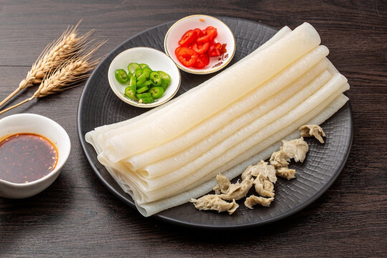 四宫格构图:左上为拌冷面特写(荞麦面+黄瓜丝+溏心蛋+红亮酱汁),右上为酱烧秋葵豆腐(琥珀色酱汁包裹嫩豆腐与翠绿秋葵),左下为夹馍剖面(烙馍层次分明,酱与牛腱清晰可见),右下为粥碗(米粥表面浮着细密红油与葱花) 牛肉鲜椒酱多场景应用拼图