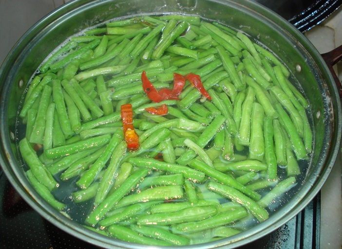 家庭厨房烹饪场景