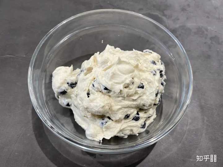 草莓果粒加糖腌制过程特写