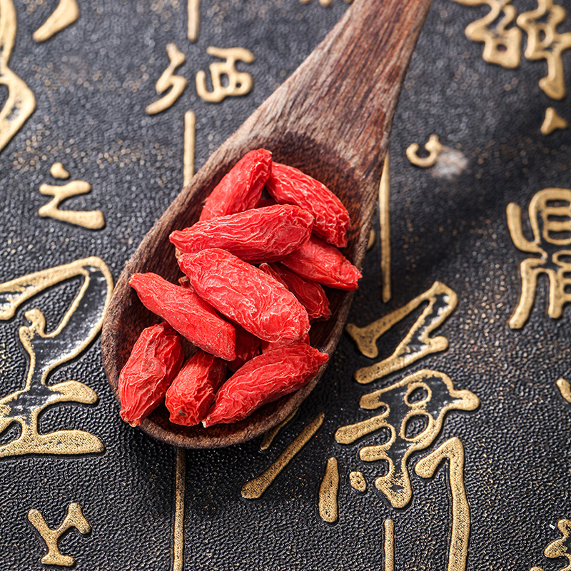 特写镜头:琥珀色半透明膏体盛于白色陶瓷小碟中,表面光滑油润,可见细微枸杞颗粒与陈皮纤维,旁边摆放木质药勺与标签纸,背景虚化体现传统膏方质感 桑葚陈皮山楂暖润膏特写