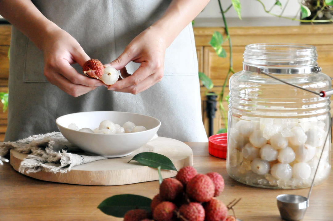 冻荔枝剥壳过程示意图