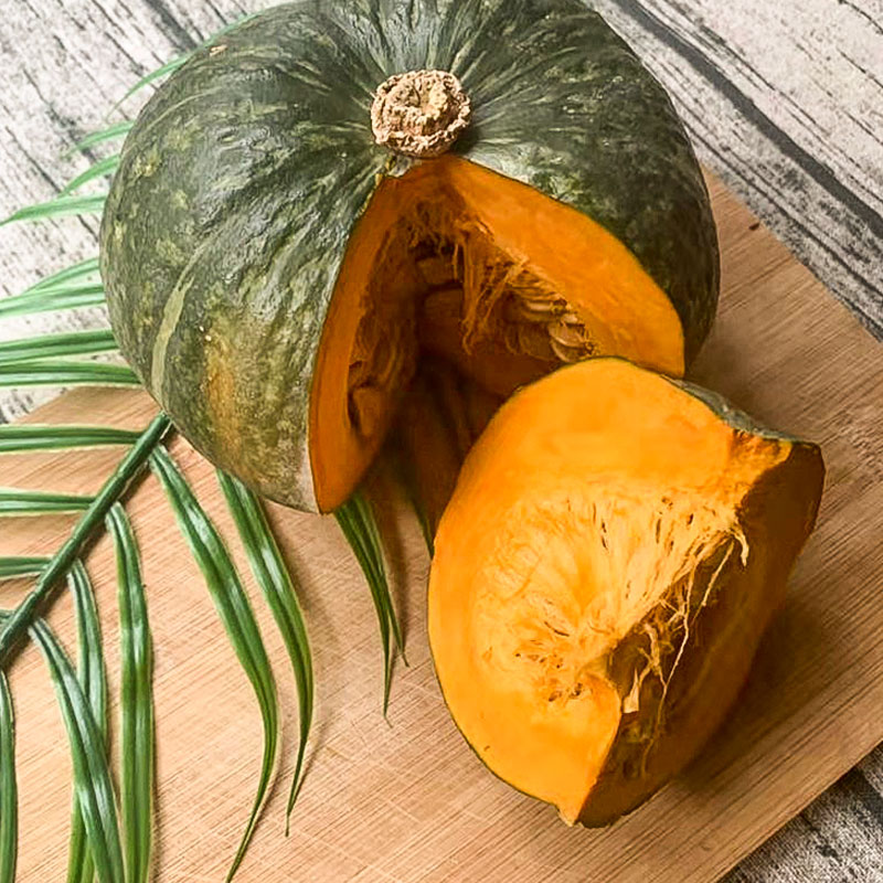 厨房中切开的笋瓜与南瓜剖面对比