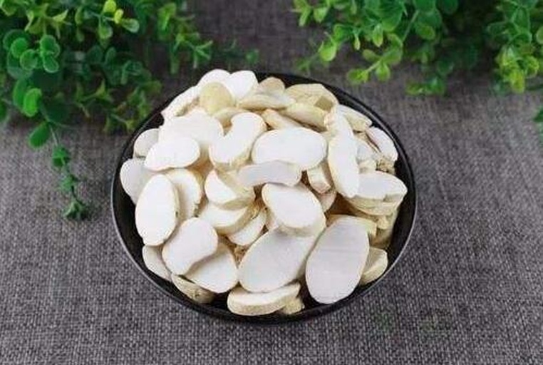 铁棍山药三种祛湿食谱摆拍：左上为淡黄色山药干粉杯（标注15g/日），中为姜枣茯苓山药粥（琥珀色浓稠粥体，表面浮少量姜丝），右下为浅褐色山药陈皮薏米糕（方形切块，表面微裂纹）