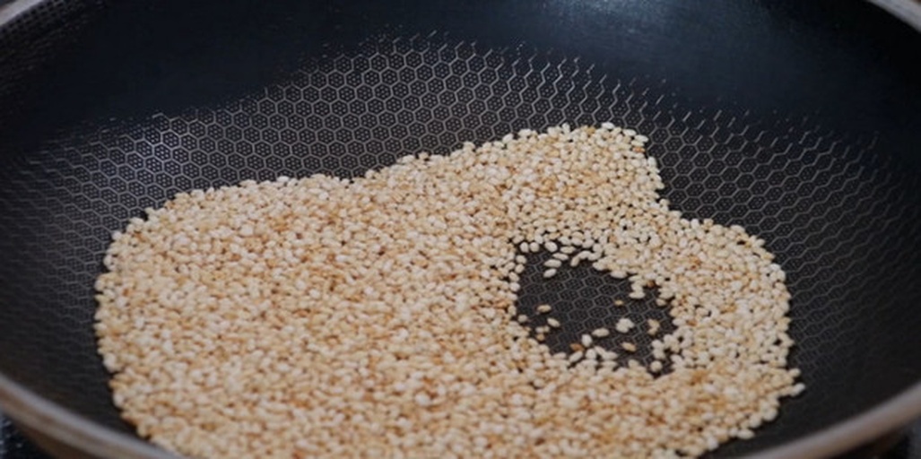 芝麻炒制过程特写