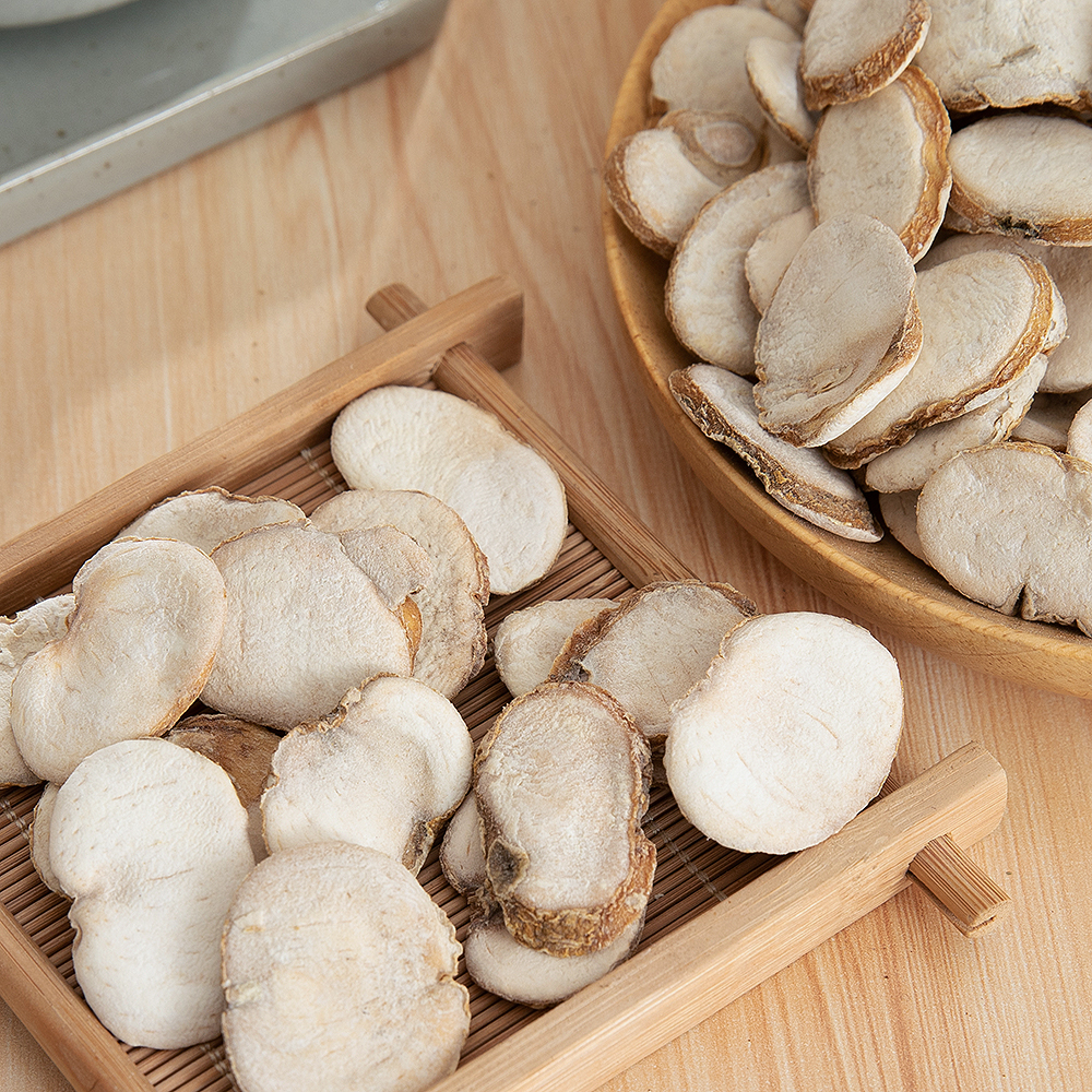 晾晒后的白术片与原始白术籽对比陈列图