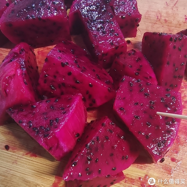 火龙果与其他水果并列摆放